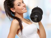 Un décrassage s’impose après du sport intense femme qui fait du sport