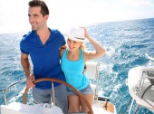 Les sujets à éviter lors d’un premier RDV Young couple navigating on a yacht in caribbean sea