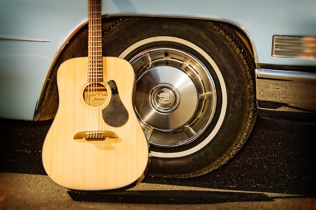 Guitare folk contre roue voiture