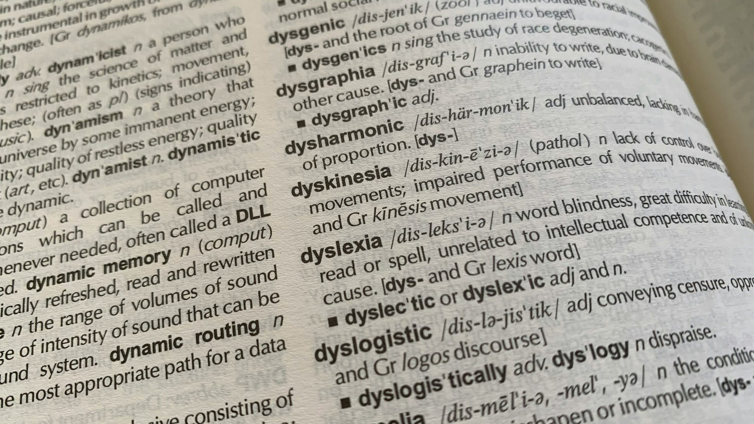 découvrez tout ce qu'il faut savoir sur la dyslexie, ses symptômes, ses causes et les différentes méthodes de prise en charge.